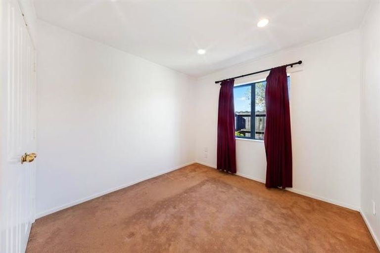 Photo of property in 1 Waylen Place, Burswood, Auckland, 2013