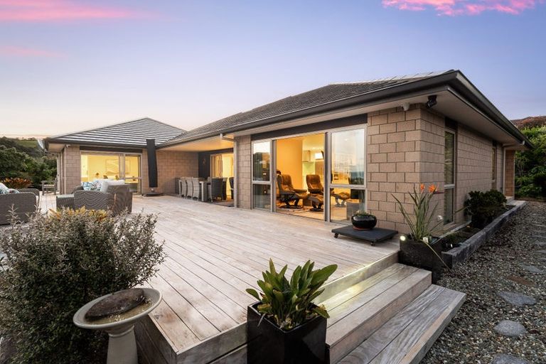 Photo of property in 21 Laguna Place, Matakatia, Whangaparaoa, 0930