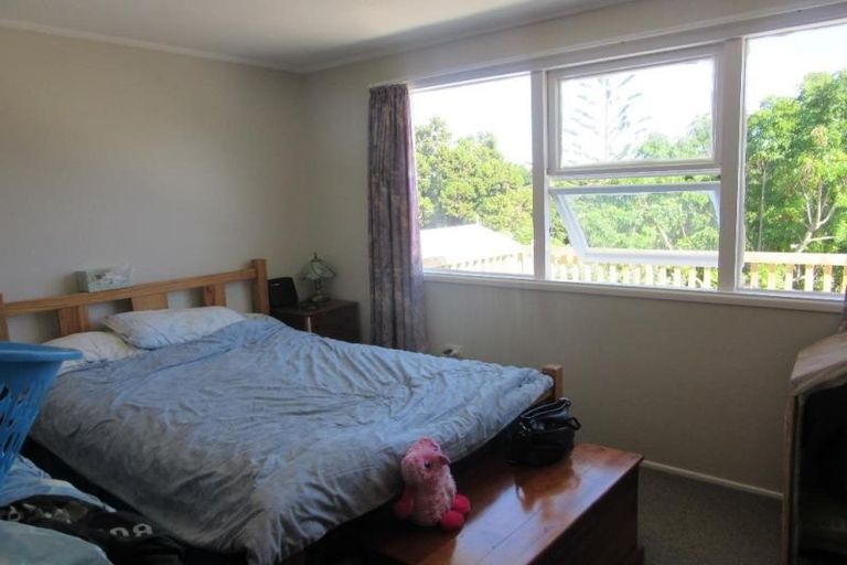 Photo of property in 1/28 Merton Avenue, Glenfield, Auckland, 0627