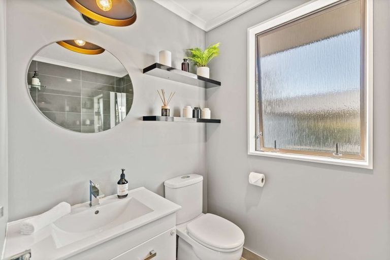 Photo of property in 1/26 Waiora Road, Stanmore Bay, Whangaparaoa, 0932