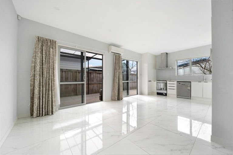 Photo of property in 4a Glenvil Lane, Te Atatu Peninsula, Auckland, 0610