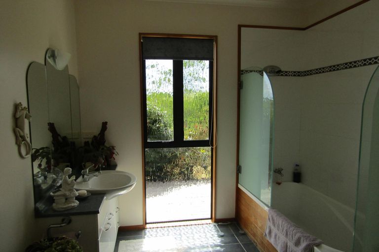 Photo of property in 7 Puketutu Drive, Haruru, 0204