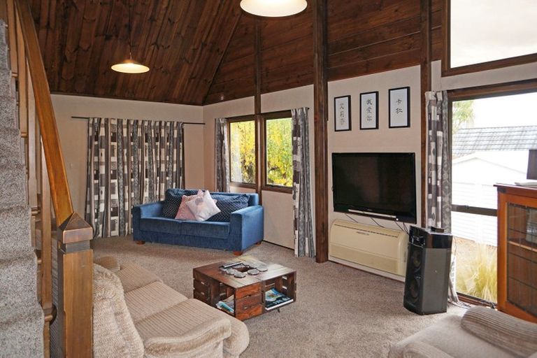 Photo of property in 77 Cedar Drive, Kelvin Heights, Queenstown, 9300
