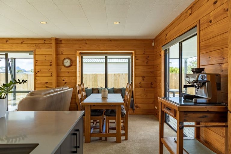 Photo of property in 28 Surf Street, Whitianga, 3510