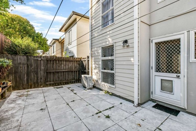 Photo of property in 8 Verdale Circle, Glen Eden, Auckland, 0602