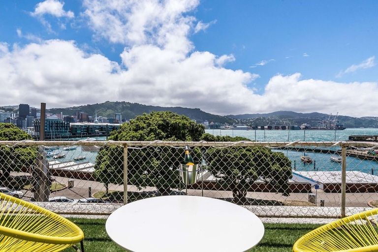 Photo of property in 124 Oriental Parade, Oriental Bay, Wellington, 6011