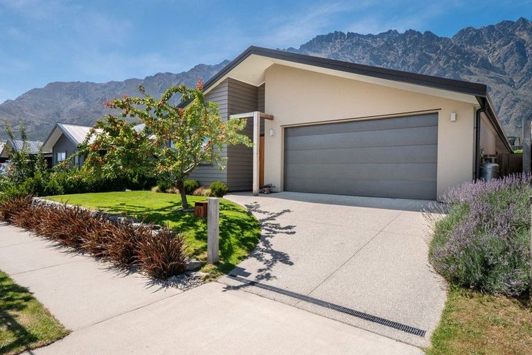 Photo of property in 17 Howden Drive, Jacks Point, 9371