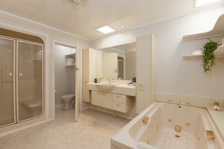 Photo of property in 5 Lyndhurst Road, Tawa, Wellington, 5028