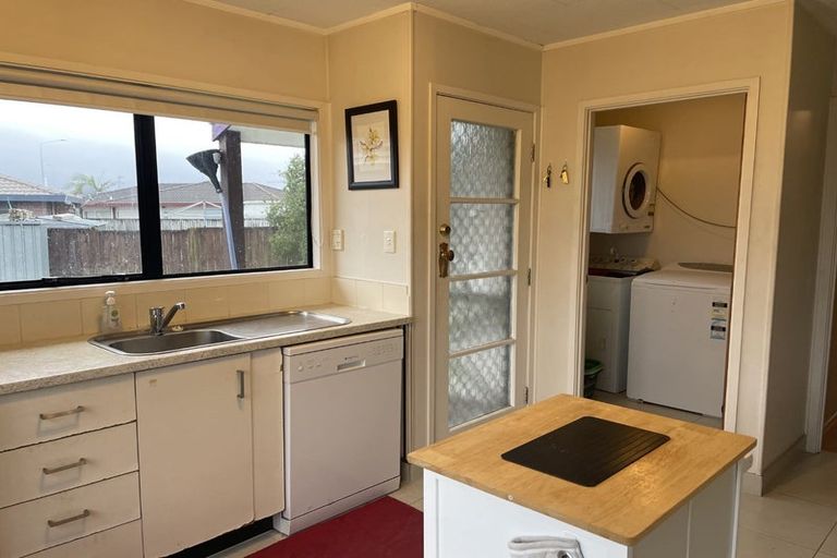 Photo of property in 2/1 Barbados Drive, Unsworth Heights, Auckland, 0632