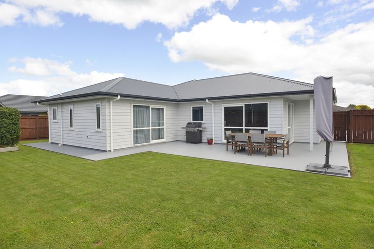 Photo of property in 12 Austin Reid Avenue, Carterton, 5713