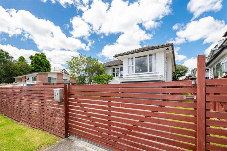 Photo of property in 39 Kingdale Road, Henderson, Auckland, 0610