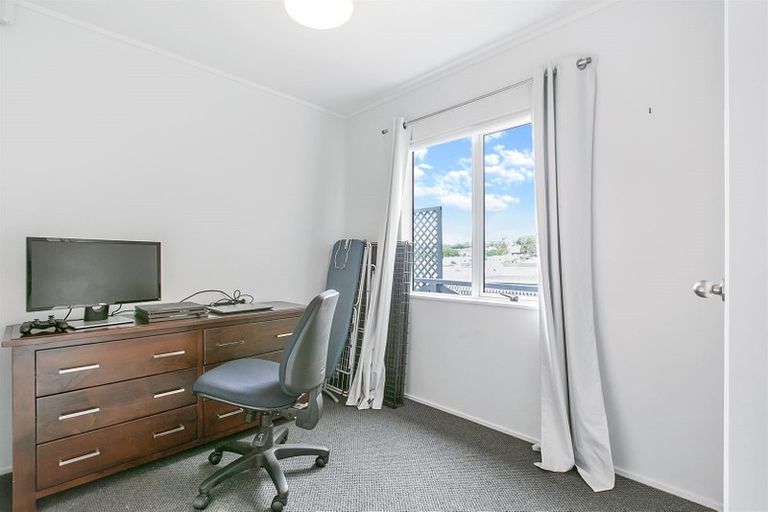 Photo of property in 2/34 Lambrown Drive, Totara Vale, Auckland, 0629