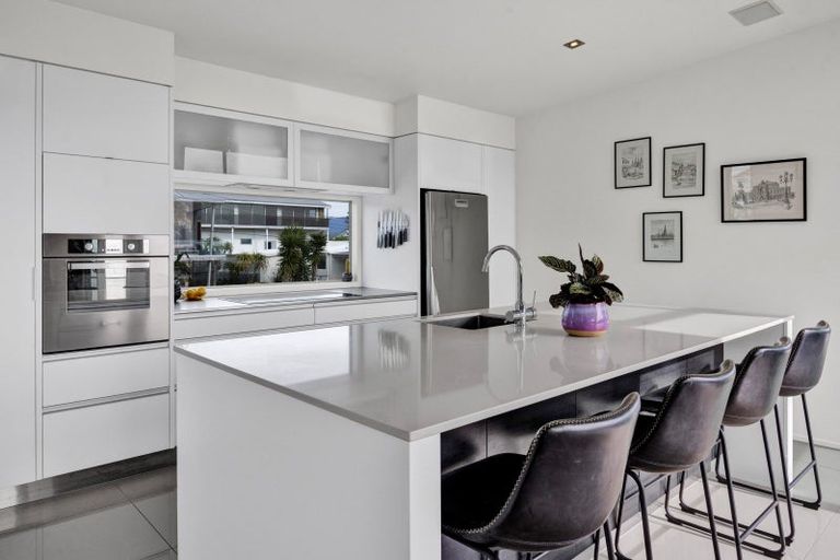 Photo of property in 2/5 Beach Street, Fitzroy, New Plymouth, 4312