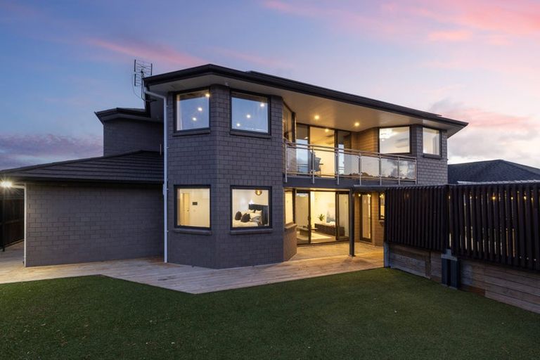 Photo of property in 14 Sir Lincoln Drive, Kumeu, 0810