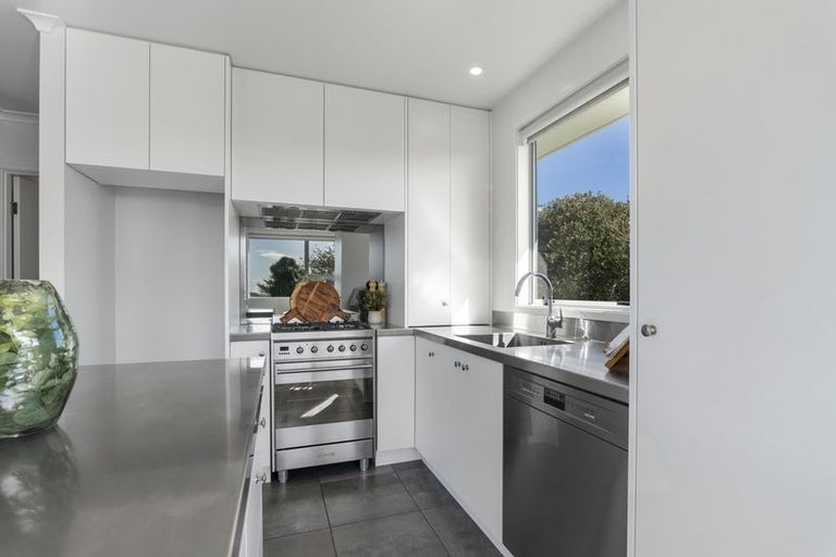 Photo of property in 7c Fairview Place, Westown, New Plymouth, 4310