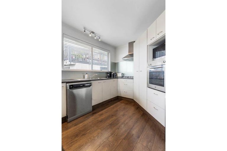 Photo of property in 52 Ravenwood Drive, Forrest Hill, Auckland, 0620