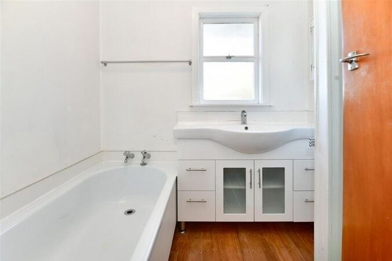 Photo of property in 12 Barker Rise, Northcross, Auckland, 0632