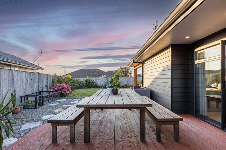 Photo of property in 10 Cyprus Place, Fitzherbert, Palmerston North, 4410