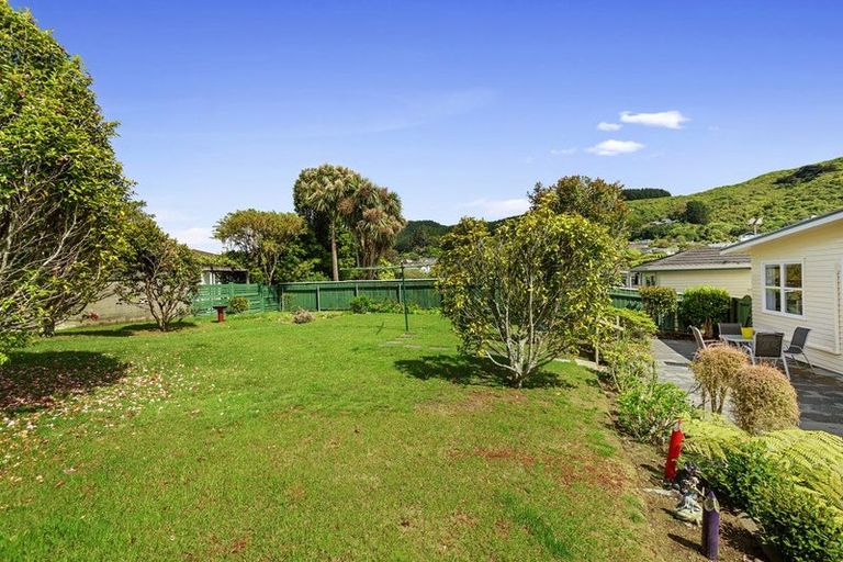 Photo of property in 8 Fitzwilliam Terrace, Tawa, Wellington, 5028