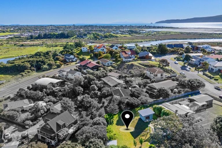 Photo of property in 33a Hicks Crescent, Waikanae Beach, Waikanae, 5036