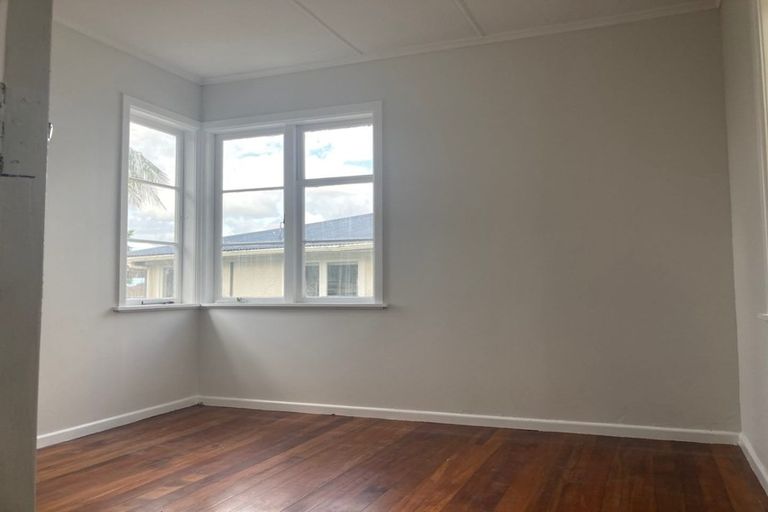 Photo of property in 5 Christina Avenue, Te Atatu South, Auckland, 0602