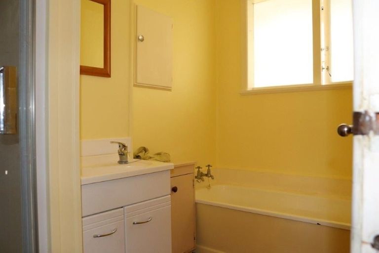 Photo of property in 38 Potter Avenue, Northcote, Auckland, 0627