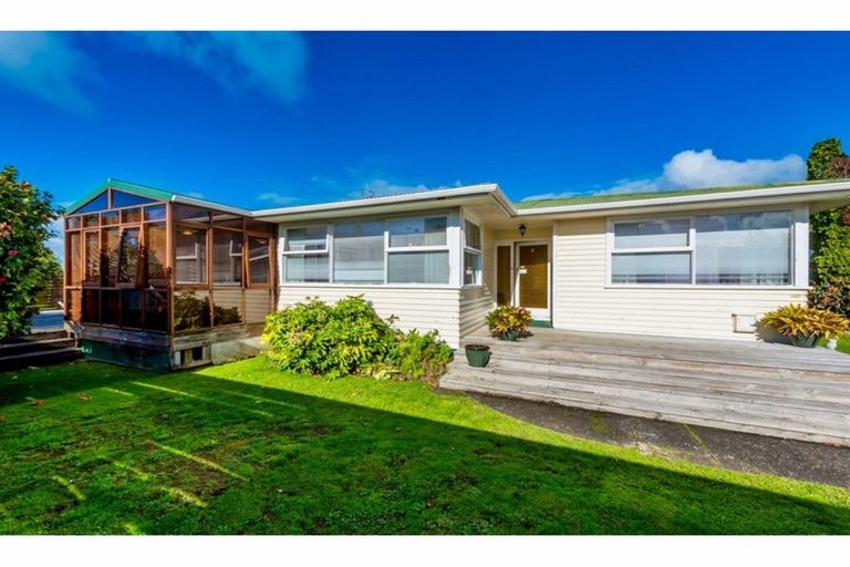 Photo of property in 13 Dunstall Place, Mangere Bridge, Auckland, 2022
