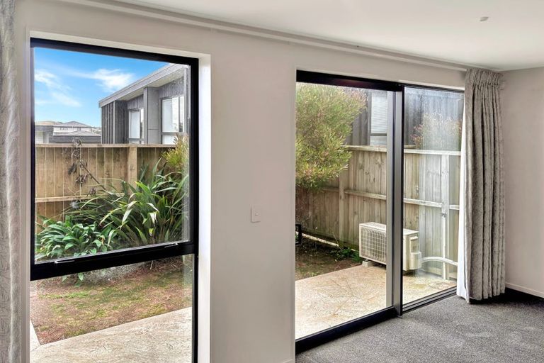 Photo of property in 62 Spenmoor Street, Newlands, Wellington, 6037