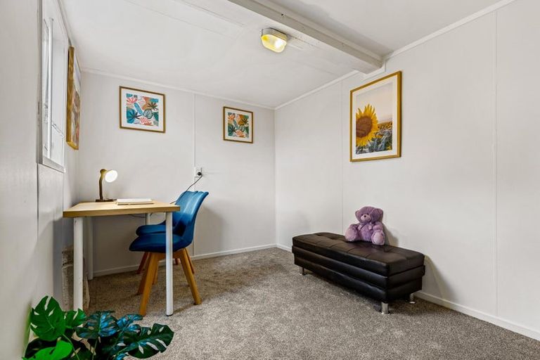 Photo of property in 17 Malmo Place, Massey, Auckland, 0614