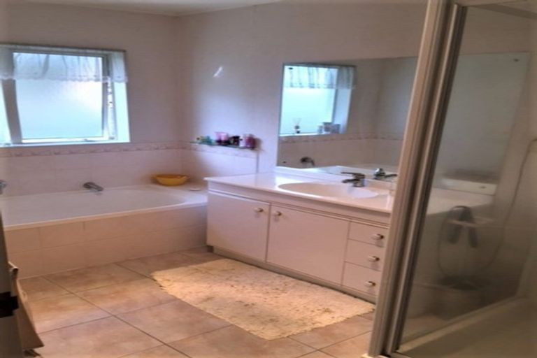 Photo of property in 125 Golfland Drive, Golflands, Auckland, 2013