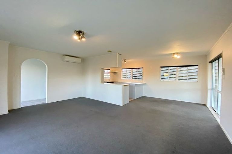 Photo of property in 48 Donovan Avenue, Massey, Auckland, 0614