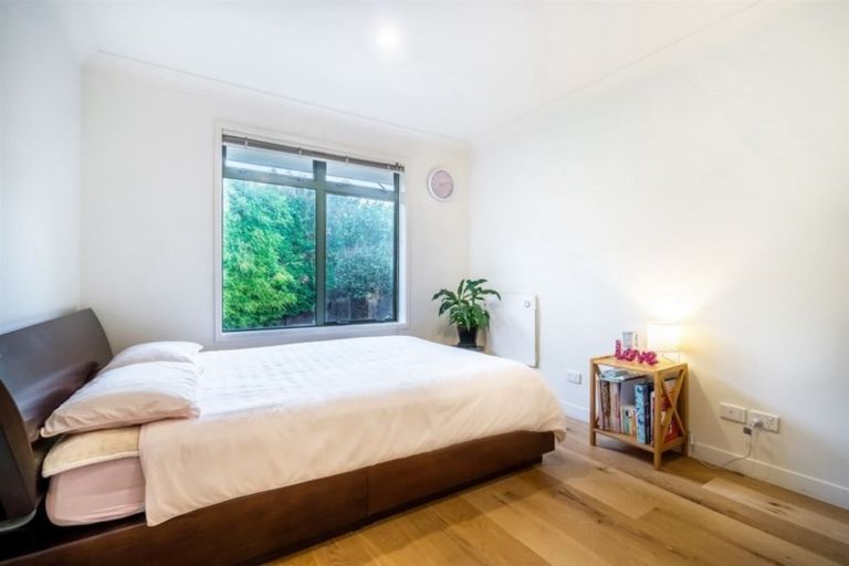 Photo of property in 32 Woodridge Avenue, Northcross, Auckland, 0630