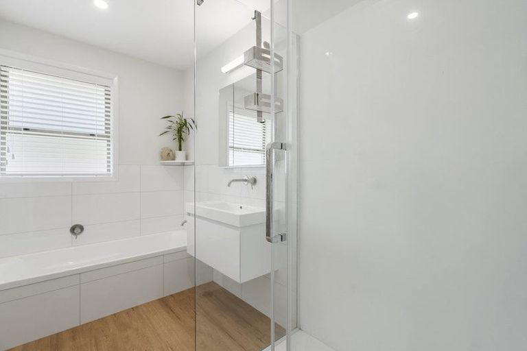 Photo of property in 2/54 Heretaunga Square, Silverstream, Upper Hutt, 5019