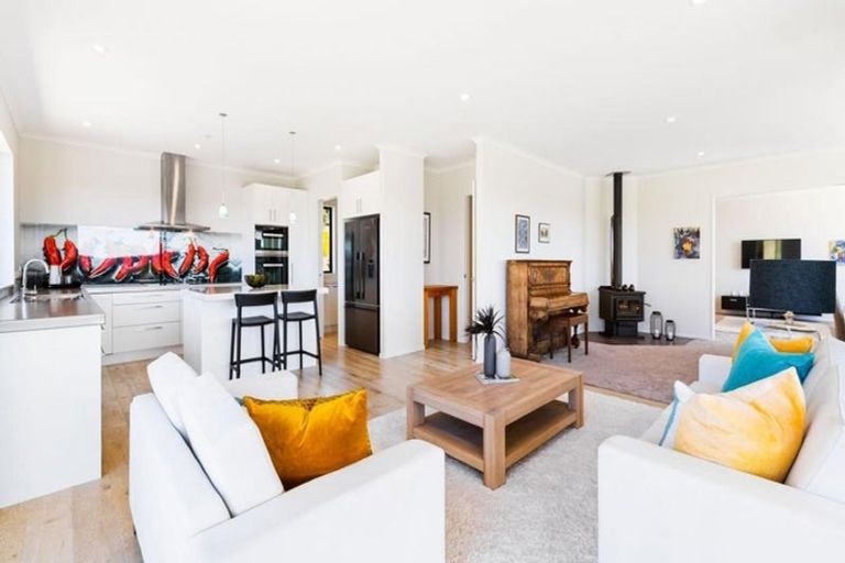 Photo of property in 10 Warman Road, Okura, Auckland, 0792