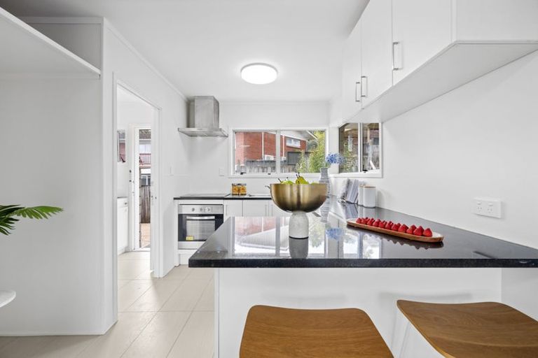 Photo of property in 2/30 Kathleen Street, Totara Vale, Auckland, 0627