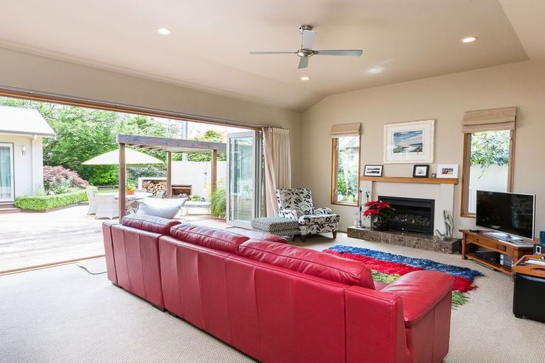 Photo of property in 2 Pastoral Lane, Hokowhitu, Palmerston North, 4410