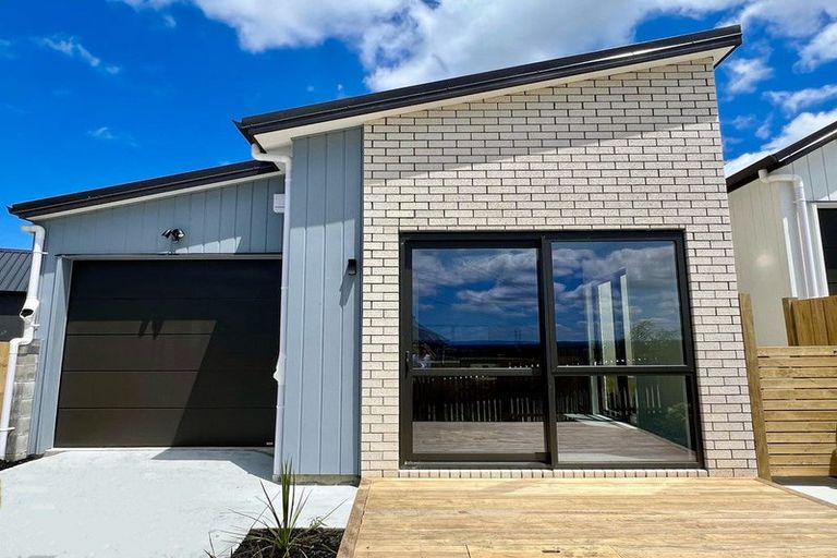 Photo of property in 24 Neretva Avenue, Massey, Auckland, 0614