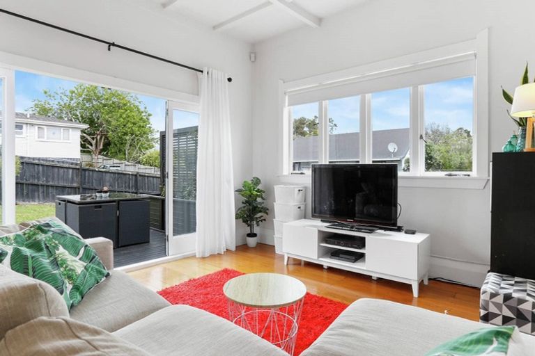 Photo of property in 4 Bowers Road, Glen Eden, Auckland, 0602