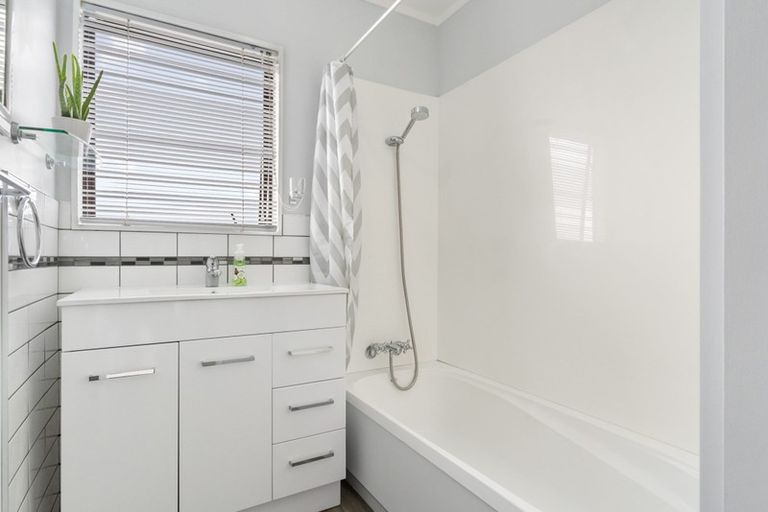 Photo of property in 64 Trias Road, Totara Vale, Auckland, 0629