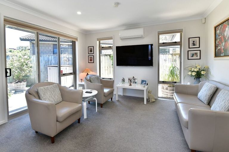 Photo of property in 25 Waldorf Crescent, Orewa, 0931