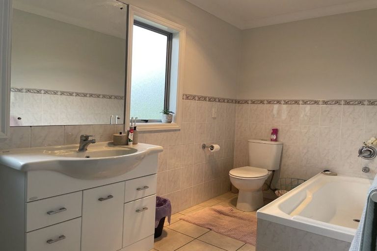 Photo of property in 3 Trelawn Place, Cockle Bay, Auckland, 2014