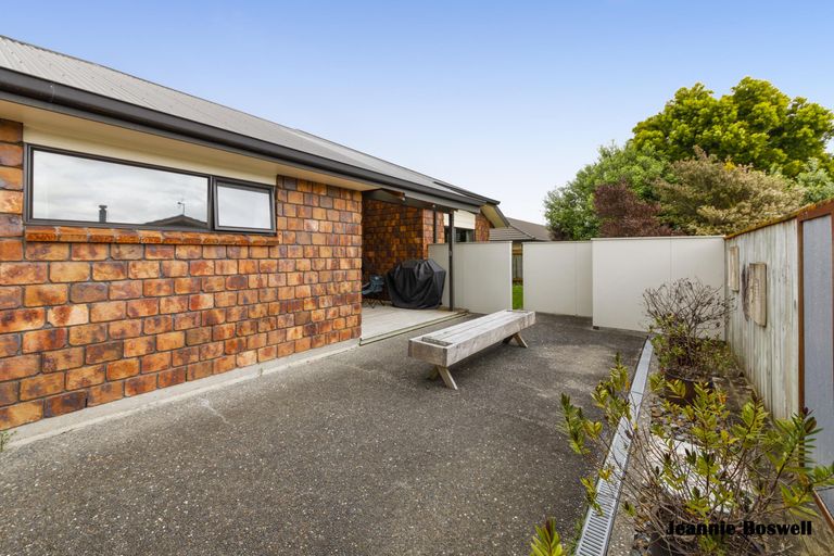 Photo of property in 3 Walnut Grove, Kelvin Grove, Palmerston North, 4414