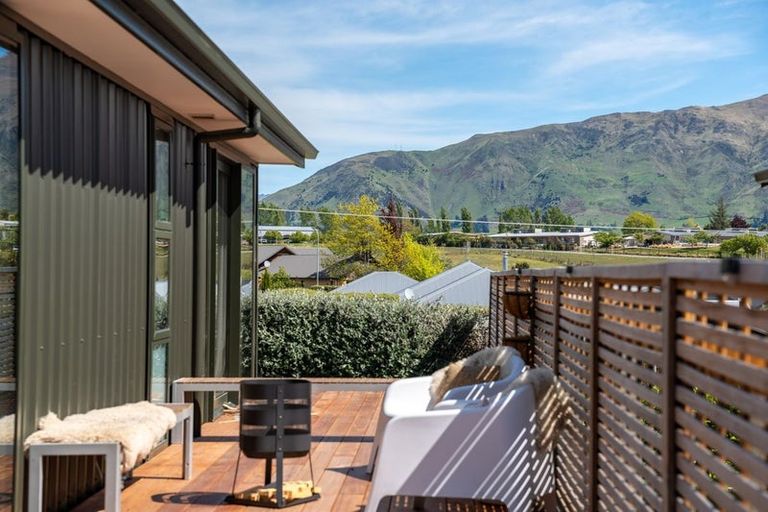 Photo of property in 17 Tuke Lane, Wanaka, 9305