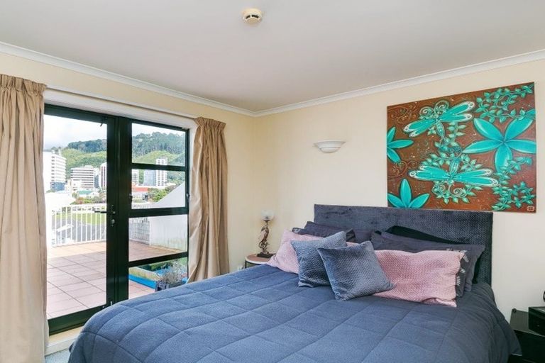 Photo of property in Endeavour Apartments, 6/125 Thorndon Quay, Pipitea, Wellington, 6011