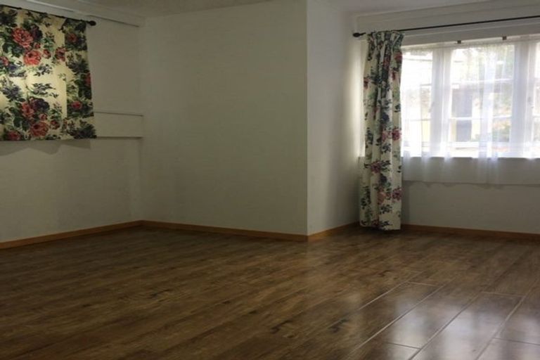 Photo of property in 2 Easton Park Parade, Glenfield, Auckland, 0629