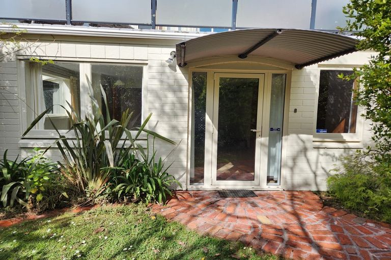 Photo of property in 5 Newnham Court, Tawa, Wellington, 5028