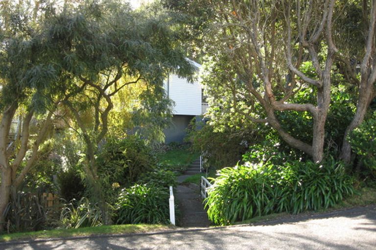 Photo of property in 17 Rona Street, Eastbourne, Lower Hutt, 5013