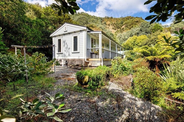 Photo of property in 16 Angle Street, Picton, 7220