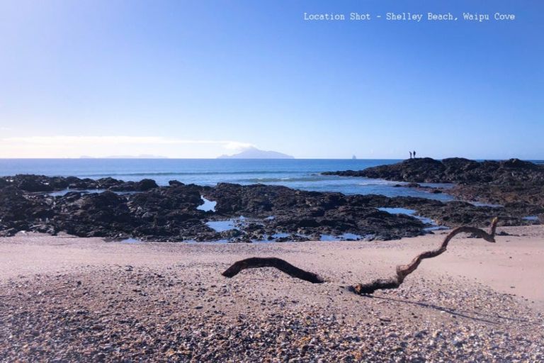 Photo of property in 1 Glen Wallace Road, Waipu, 0510