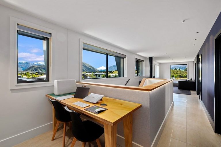 Photo of property in 5 Diamond Lane, Wanaka, 9305